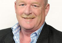 Council leader defeats vote of no confidence