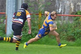 Kester Mobbs-Morgan scores Monmouth’s second try