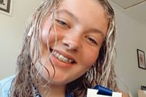 Carys Clarkson holding up her Swim 22 medal