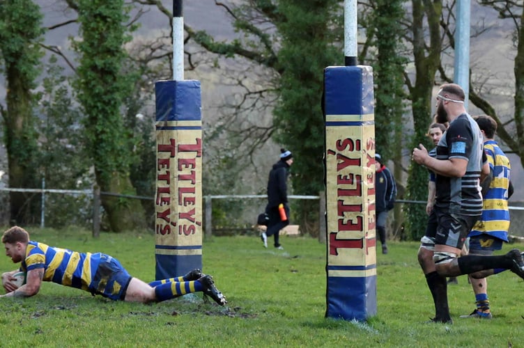 Harry Whelan crosses for Monmouth's 2nd try