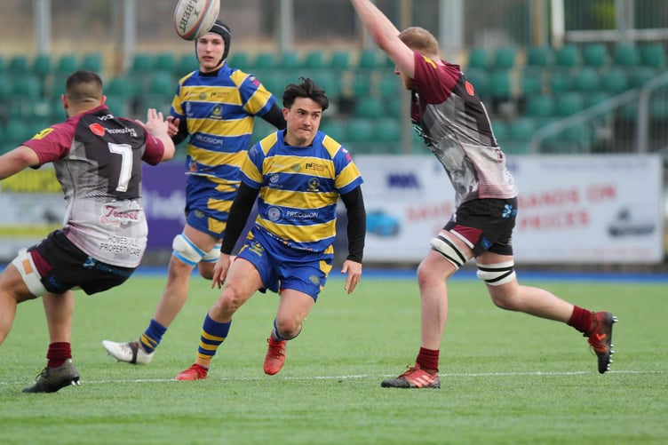 Dan White chips ahead and regathers for a superb individual try