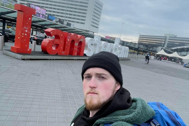 Dan Simms at the end of the walk at Schiphol Airport in Amsterdam. © Leonie Robets Photography