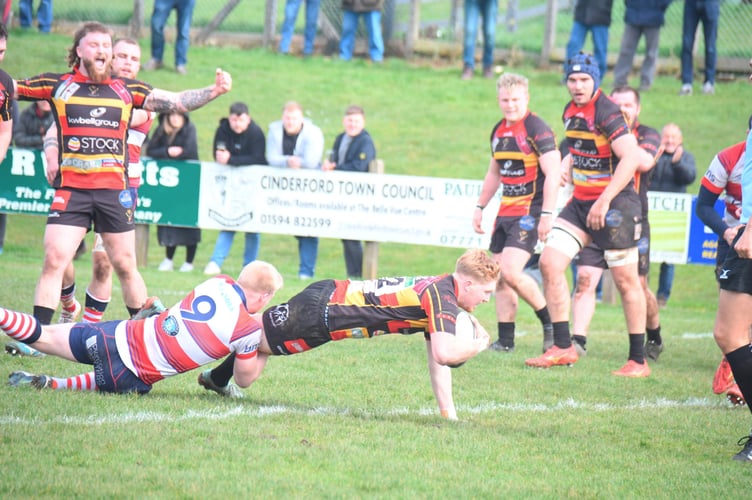 Max Knight scores a try