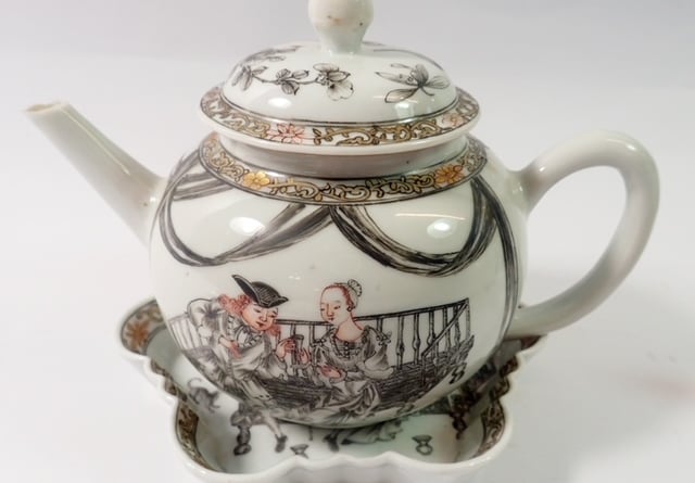 A Chinese teapot and stand