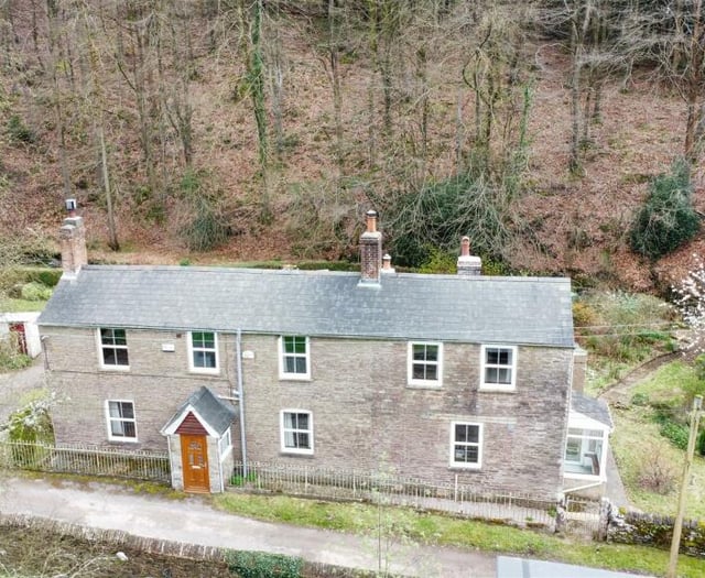 "Charming" cottage for sale is on market for first time in 150 years
