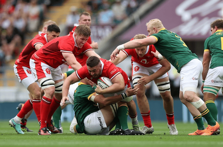 Gareth Thomas is tackled by the Boks
