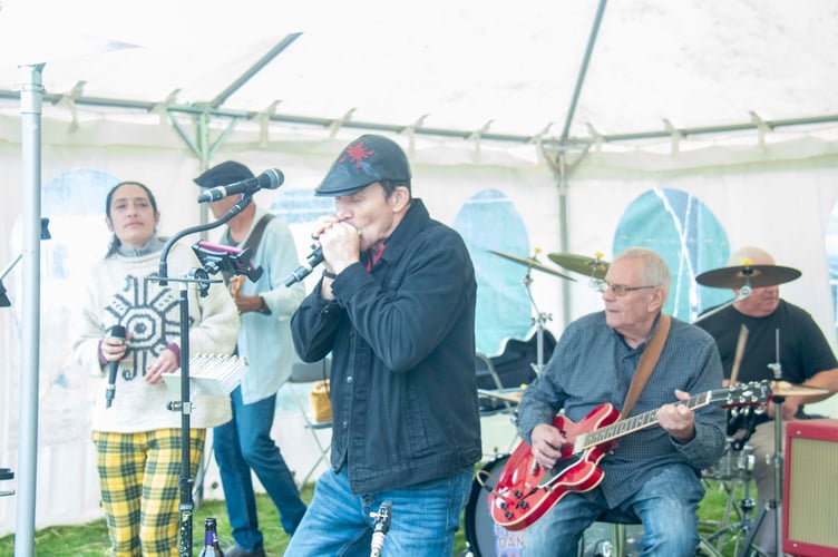 A perfomance by Urban Freeway Band