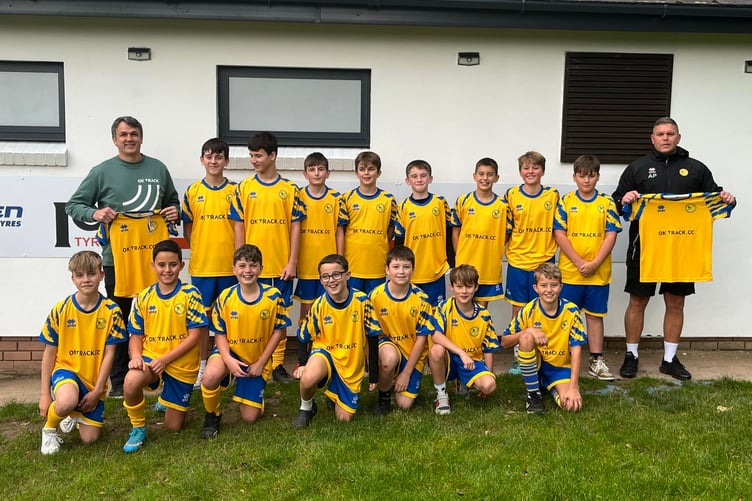 U10s football squad with sponsor sponsor Innovate Tax