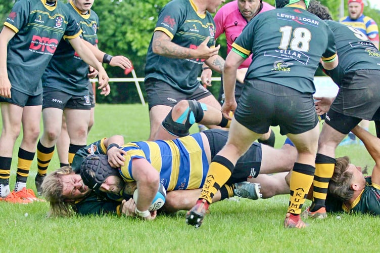 Elliot Phillips crashes over for Monmouth