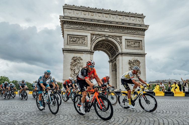 One last turn around the Arc de-Triomphe for Geraint Thomas