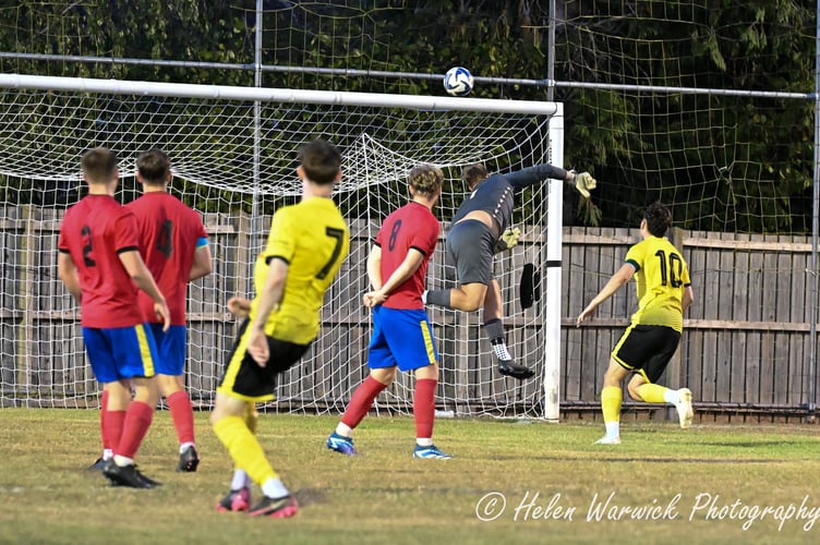 Newent go close at home to Cheltenham Saracens