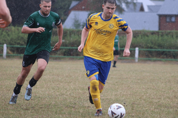 The Kingfishers push forward in the downpour