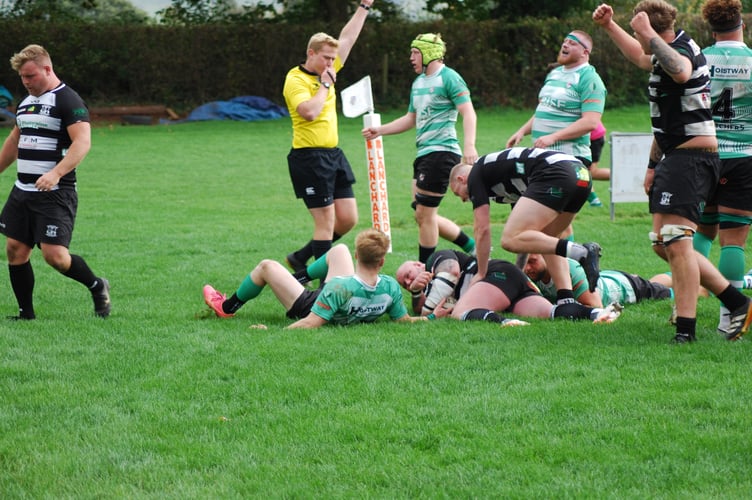 Nick Selway scores one of his two tries. Picture: Roger Pike.
