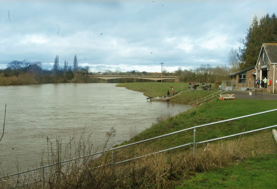 Onlookers try to save young woman in River Wye tragedy