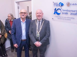 Plaque marks 10 years of friendship