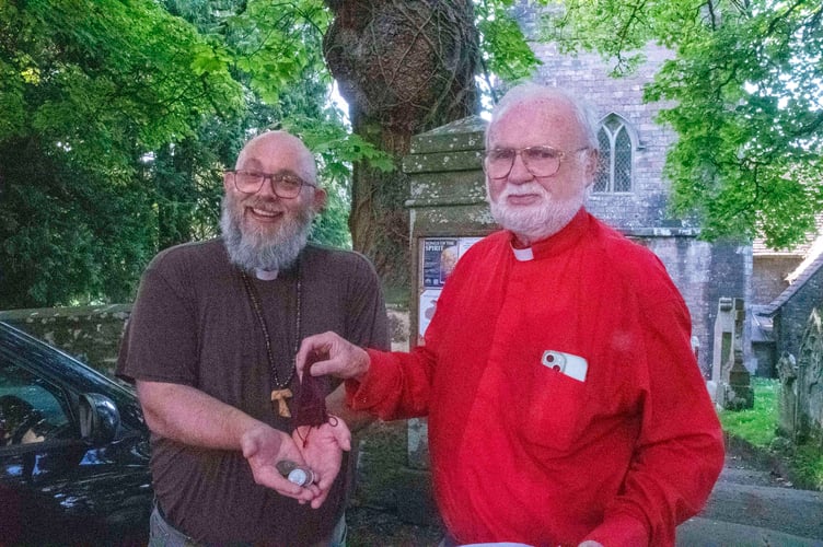 Rev Philip Averay receives the Whittington Purse from Rev David Rees.
