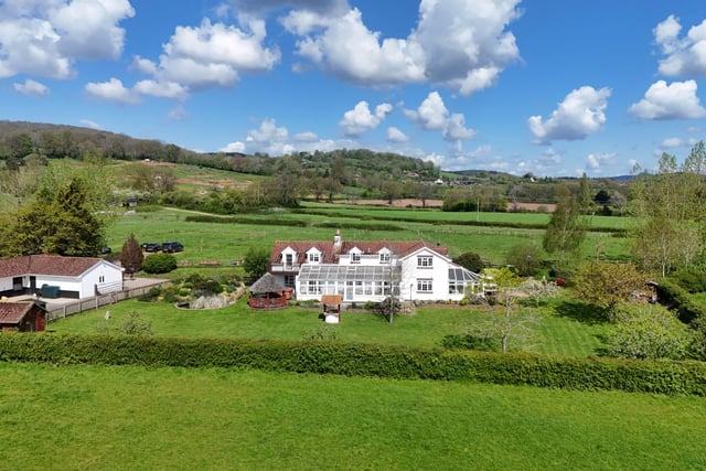 Equestrian estate sells for £920,000 at auction