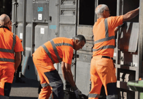 Forest residents support waste crews in heatwave