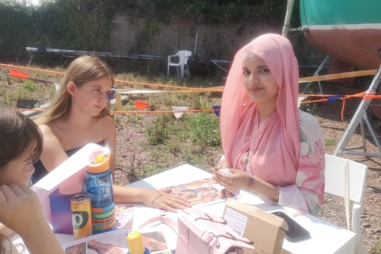 Eshaal Sohail (right) offers Henna tatttoos