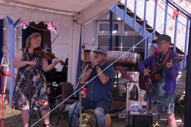 Noreen Gallagher and Alastair and Janice Lightly of Forest Kelt provided live music.