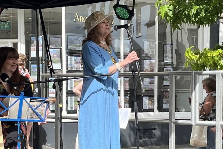 Chepstow Mayor Cllr Vanessa Badderley-Potter opens the Gŵyl Hwyl Cas-Gwent festival